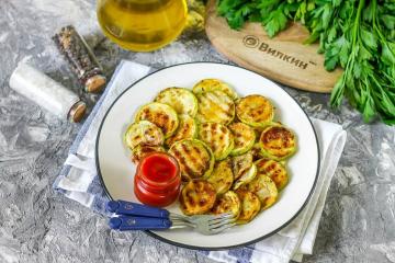 Zucchini auf einer Grillpfanne