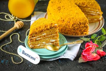 "Medovik" -Kuchen mit saurer Sahne