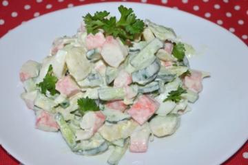 Ehrfürchtig lecker Salat mit Krabben-Sticks und Avocado! Sie werden es für alle Feiertage kochen!