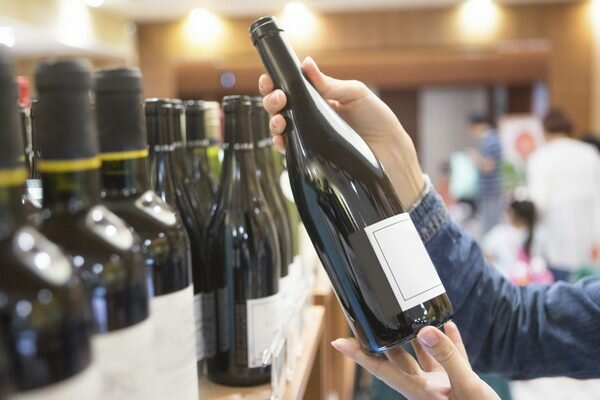 Lesen Sie vor dem Kauf immer das Etikett auf dem Wein (Foto: Pixabay.com)