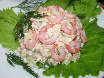 Salat „Olivier“ mit Garnelen auf Silvester