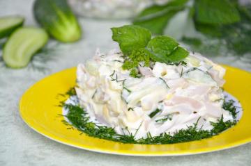 Tintenfisch-Salat mit Gemüse. Die Gäste werden begeistert sein, das verspreche ich!