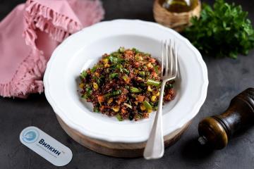 Warmer Salat mit Gemüse und Quinoa