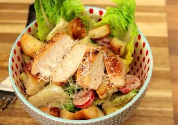 Wie koche ich Hähnchen-Salat „Caesar“. Zwei Lieblings-Möglichkeiten