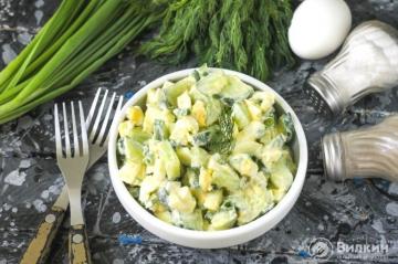 Salat aus Gurken, Eiern und Frühlingszwiebeln