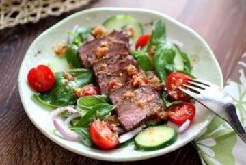 Warmer Salat von Rindfleisch „für ihren geliebten Mann.“ Männer von ihm in Freude !!!