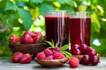 Sommer Vitamin Kompott von Früchten und Beeren