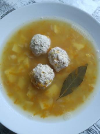 Suppe mit Huhn Frikadellen und Linsen. Abnehmen schmackhaft.