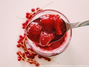 Marmelade aus Erdbeeren in Saft von roten Johannisbeeren. Rezept von Abonnenten