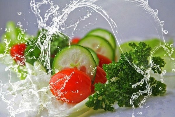 Da die Ratte fast alles fressend ist, können Sie 2-3 verschiedene Salate kochen (Foto: pixabay.com)