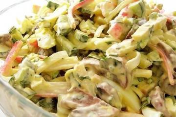 Salat „Alenka“ mit Krabben-Sticks und Pilzen. Unglaublich lecker!