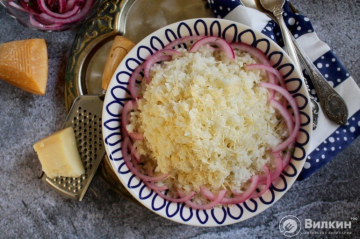 Reis mit Käse in einer Pfanne