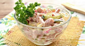 Flippiger Salat mit Schinken in Eile