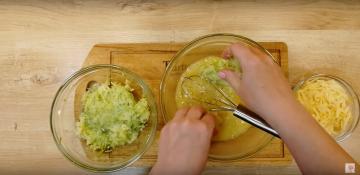 Roll-Omelett mit Zucchini in der Pfanne