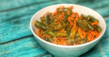 Grüne Bohnen mit Karotten in Koreanisch für den Winter: Ernte saftig und interessanten Snack
