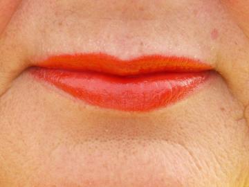Ob nach 50 heller Lippenstift zu verwenden, wenn die Lippen waren dünn: eine Ansicht von der Visagistin