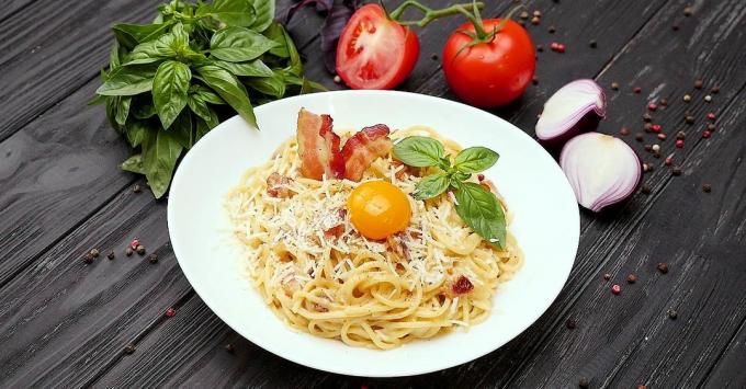 
Verwandeln stumpf täglich Abendessen in einem romantischen italienischen Stil.