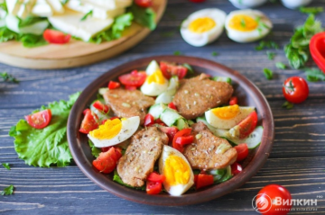 Salat mit Huhn, Eiern und Gemüse