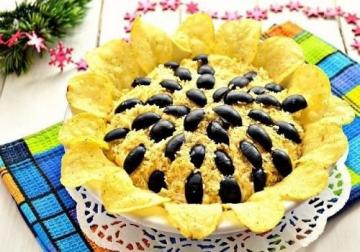Salat „Sunflower“ mit Huhn und Pilzen mit Fotos