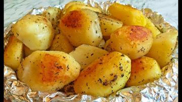 Kartoffeln mit einem knackigen in dem Ofen mit Knoblauch. Mein Lieblingsrezept