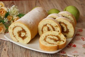 Köstlicher Biskuitroulade mit Äpfeln - gebacken mit einer Füllung