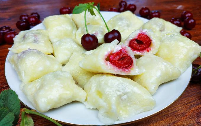 Faule Knödel mit Kirschen