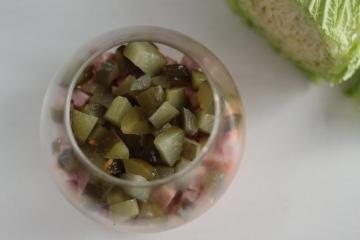 Einfach, aber sehr lecker Salat mit Schinken und koreanischer Karotte