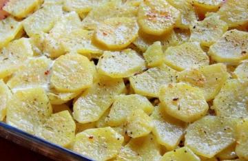 Füllen Sie die Kartoffeln mit Milch, maslitse, es in den Ofen schicken
