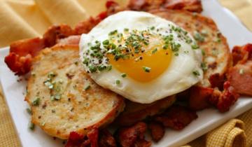 Die beste Frühstück: Pfannkuchen mit Rührei und Speck