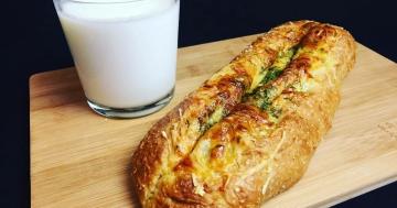 Baguette mit Käse und Knoblauch in dem Ofen. Mein Lieblingsrezept