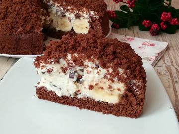Cake "Mink Maulwurf". Schokoladenkuchen, köstliche süße Quarkcreme und Bananen
