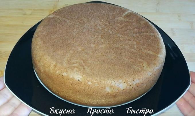 Biscuit auch in einem auf 180 vorgeheizten Ofen gebacken wird ° C. Bereitwilligkeit den Holzspieß zu überprüfen. Durchbohrt den Kuchen Spieß, Spieß, wenn trocken, dann Biskuitkuchen ist fertig.