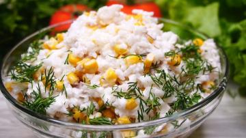 Salat von gekochtem Fisch mit Reis und Mais