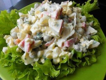 Kochen frischer Salat mit Krabben-Sticks. Werden alle Erwartungen übertreffen!