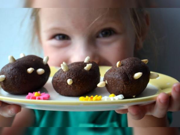 Kartoffelkuchen gepflasterten ein Kind zusammen. Fotos - Yandex. Bilder