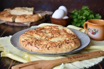 Megrelian Khachapuri mit Suluguni: leckeres georgisches Fladenbrot