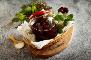 Kirschen in ihrem eigenen Saft für den Winter