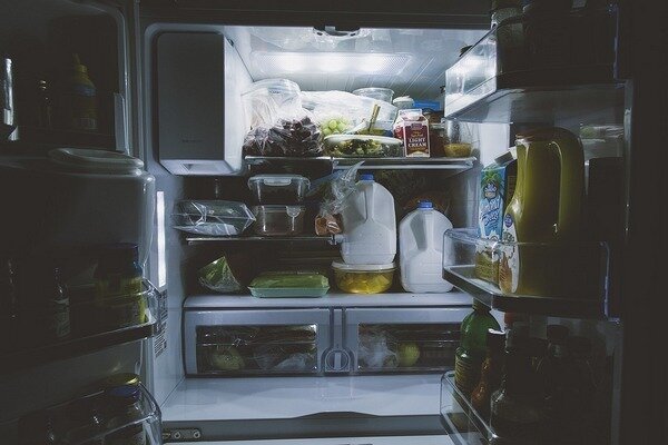 Wenn der Kühlschrank stark verstopft ist, besteht eine größere Wahrscheinlichkeit, dass bestimmte Lebensmittel übersehen werden. (Foto: Pixabay.com)
