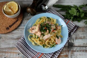 Lachsnudeln in cremiger Sauce nach diesem Rezept eignen sich perfekt für ein leichtes Abendessen