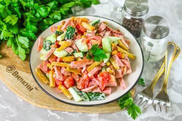 Salat mit Croutons und Wurst