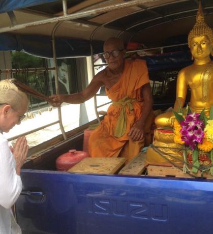 By the way, nach dem Big Buddha am nächsten Tag im Hotel zu besuchen, sah ich nur eine solche mobile "Station" mit dem Mönch. Er bindet auch das Seil, kommt das Geld nicht erforderlich, entschied sich aber zumindest so etwas zu setzen.