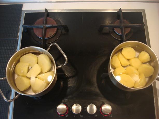 Foto gemacht von dem Autor (die Kartoffeln auf dem Herd, auf den rechten Seite des „Pyaterochka“, links von dem „Magnit“)
