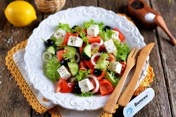 Griechischer Salat mit Feta-Käse und Oliven