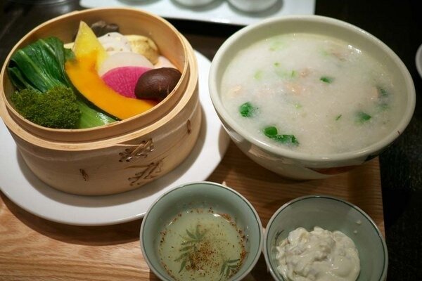 Beim Kochen wird Reis zu wenig gekocht, wodurch die maximalen Vitamine in Getreide erhalten bleiben (Foto: tmyun.com).