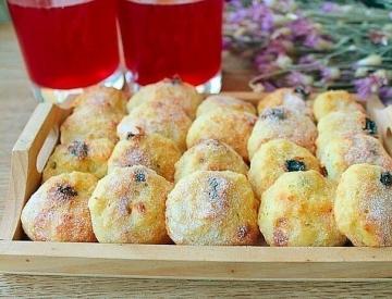 Hüttenkäse Cookies mit Rosinen in Eile. Lieblingsrezept