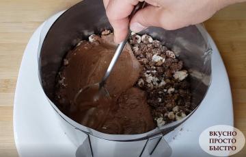 Schnelle und einfache Schokoladenkuchen herzustellen, die ohne Ofen zubereitet wird