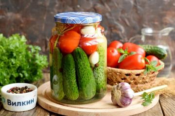 Gurken mit Tomaten, eingelegt für den Winter