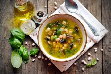 Magere Suppe mit Bohnen und Pilzen