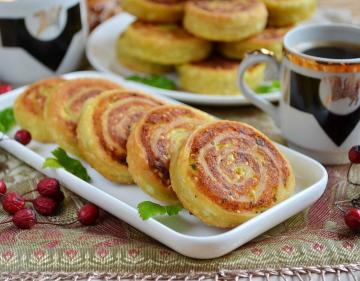 Kroketten in Indian: so lecker, dass auf einem festlich gedeckten Tisch schämt sich nicht zu Datei