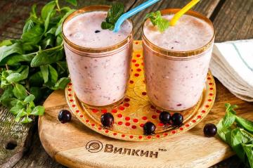 Smoothie mit schwarzer Johannisbeere